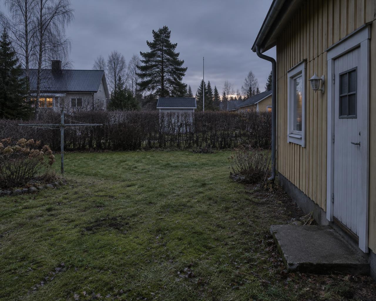 Espoo · nurmikko → Thermowood-terassi LED-valaistuksella — ennen